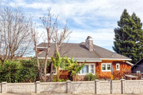 Beautiful Spacious Victorian Garden Oasis Central, Gated, Deck, BBQ